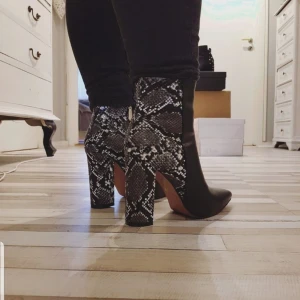 Ankle boots Made in europe - Hej! Jag säljer exclusiva ankle boots i storlek 37. Made in EU. Helt nya i box, aldrig använda. Värda 1150kr. Vill bli av med dom snabbt därför säljer jag dom så billigt.