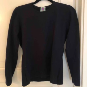  - En marinblå långärmad tröja, aldrig använd