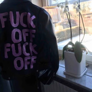  - Nu säljer jag min super coola skinnjacka från Zara!!! Jackan i sig kommer från zara men det är jag som har målat på baksidan av den, vattenfast färg! 