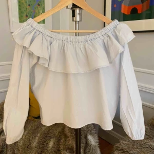 Off shoulder blus - Säljer denna fina blus i storlek XS