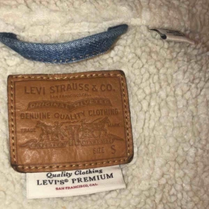  - säljer nu min fina jeansjacka från Levis eftersom den aldrig används ❤️ den är jätte bekväm!! kan möjligtvis sänka priset till 300 vid snabbaffär!!