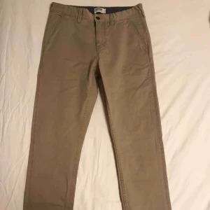  - Snygga beigea från Dobber. Storleken är 30 och fraktkostnad tillkommer.