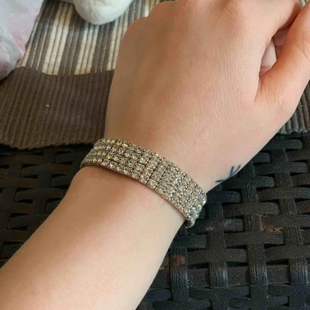 Jätte fint armband med silver stenar en Sten har åkt av men inget som märks, det är elastiskt och är super skönt . Accessoarer.