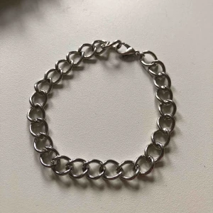  - Handgjort silvrigt kedjearmband på ca 18,5 cm (kan göras i alla längder vid intresse). Köparen står för eventuell frakt ❤️