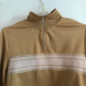Beige zip-tröja - Storlek M, men sitter bra på mig med storlek S. Gyllene/beige. Frakt inräknat i priset 💛