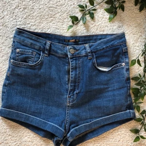 High waist shorts - Super snygga shorts från pull&bear som sitter högt på midjan och är i väldigt bra skick. Priset är inklusive frakt☺️