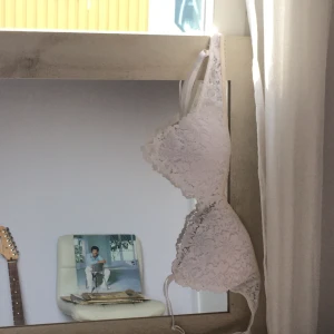Vit bralette - Suuperfin vit bralette från h&m. Aldrig använd pga fel storlek, som ny! Spetsen är jättefin!!