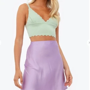 Lila kjol i satin - En lila kjol i satin från chiquelle. Originalpriset är 399kr. Aldrig använd, fick hem den som fel vara. Köparen står för fraktkostnad 