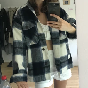 Zara jacka oanvänd xs - Oanvänd zara jacka i xs . Köparen står för frakt 🌸🌸