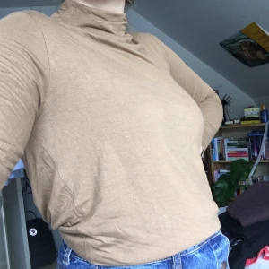 Gulbrun polotröja storlek M - Polotröja storlek M men väldigt löst sittande. Är i bra skick och säljs då den tyvärr inte kommer till användning ☀️