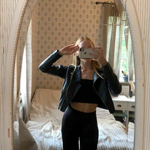 Skinnjacka från Kappahl  - Kort och tight skinnjacka med silverdetaljer från Kappahl 🔥 I mycket bra skick. Den är i storlek 158 (barn) men passar mig som är XS. Tycker den är snyggast öppen, passar till nästan vad som helst!  