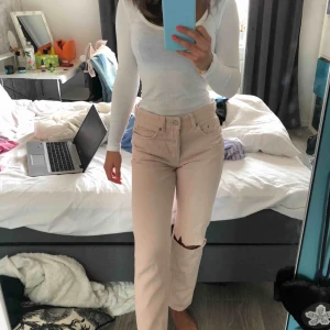  - Säljer dessa ljusrosa boyfriend jeans med slitna detaljer kring fickorna samt ett hål på knät! Knappt använda. 150kr + 63kr frakt tillkommer😊