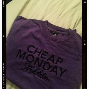 Cheap Monday Sweatshirt • frakt ingår • lila
