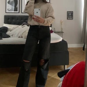 boohoo jeans - säljer mina svarta boohoo jeans då dem inte kommer till någon användning, storlek 34 men passar mig som normalt sätt har 36! BUDA 💫🖤💋 köparen står för frakten. ALDRIG använda