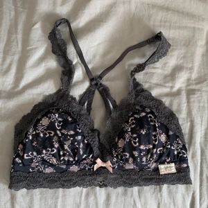 Bralette odd molly - Super söt bralette från odd Molly. För liten för mig, strl 0 vilket motsvarar XS. Hör gärna av dig vid intresse, paketet skickas dagen efter betalning!!!