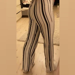 Coola byxor i strl XS-M - Balla byxor i strl xs-m, de är väldigt stretchiga och sitter jättebra. Köparen står för frakt(63kr)🥰