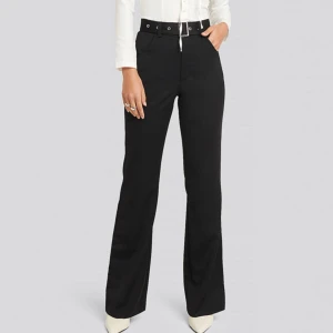 Kostymbyxor AFJxNakd - Supersnygga kostymbyxor ifrån AFJxNakd! Storlek 38 men dom sitter mer som en 36!  Frakt tillkommer 💕 bältet ingår ej!