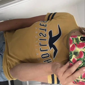 gul tröja  - gul tröja från hollister , 100 kr + frakt storlek s 