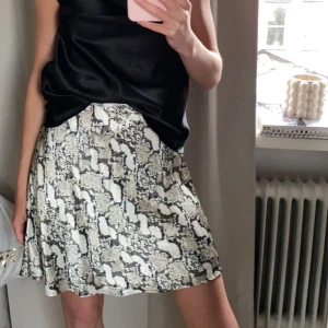 Satin kjol  - Jättefin kjol i satin, aldrig använd förutom på bilden. Kan både göra den kort och lång! 