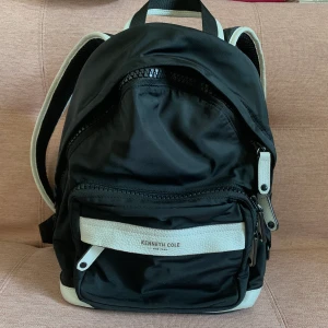 Kenneth Cole ryggsäck  - Jättefint skick och ganska liten 😍 köpt i NYC, nypris 2000, nu 599