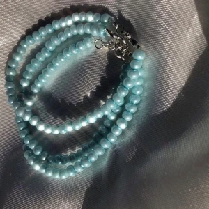 Daisy pearl bracelet - Ett pärlarmband med gröna eller blåa pärlor, silverfärgad karbinhake och elastiskt band för en passform för alla✨ 54kr exklusive frakt! 10% av vinsten går till våra två organisationer, Talita och BRIS💞