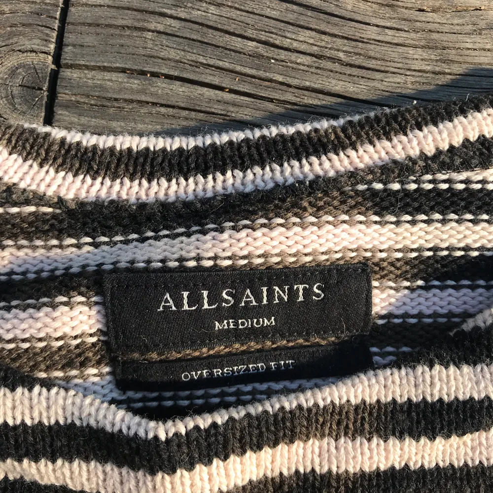 Galet snygg svartvit linjerad sweater med grön tiedye detaljer köpt från All Saints i London för £100. Väldigt väldigt översized (passar som herr XXL), highfashion vibes. Använd 1 gång. Dunder bra skick och kvalitén är ärligt väldigt bra. 🌿  . Tröjor & Koftor.