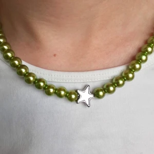 Pärlhalsband  - Handgjord pärlhalsband som är 38 cm långt. Halsbandet har även ett lås som man han låsa med.