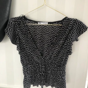 Svart/vit blus från zara - Blus från zara. Helt oanvänd. 20kr frakt tillkommer.