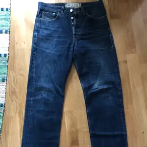 Mörkblåa Crocker jeans. Fint skick, endast lite slitna längst ner på ena byxbenets nederkant. Nypris ca 800 kr, säljer för 200kr, priset förhandlingsbart.