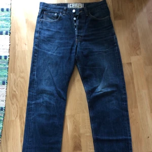 Crocker jeans straight leg W32/L32 - Mörkblåa Crocker jeans. Fint skick, endast lite slitna längst ner på ena byxbenets nederkant. Nypris ca 800 kr, säljer för 200kr, priset förhandlingsbart.