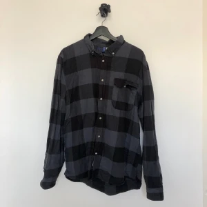 Rutig skjorta storlek L - Rutig skjorta i bomull från H&M Divided. 50 kr + ev frakt