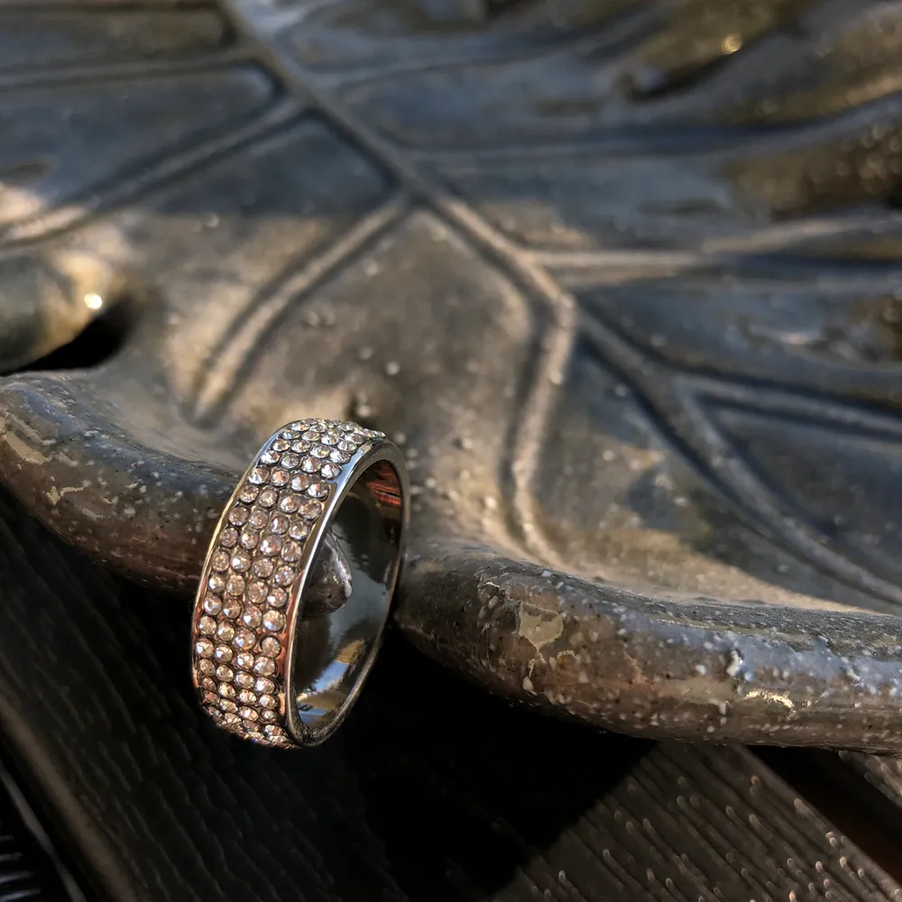 Helt ny ring med små stenar 🤍 •Silverfärg •Material: vet ej •21 mm •75 kr 📬Kan skickas mot fraktkostnad(11 kr) 📍Kan mötes upp i Mölnlycke 🚭Djurfritt och rökfritt hem. Accessoarer.