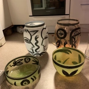 Kosta Boda vaser - Bud från 3000kr, den högra längst fram är det ett nagg på. Förutom de är Dem är i original skick. Värde ca 9000kr. Bara och höra av sig vid frågor och intresse 