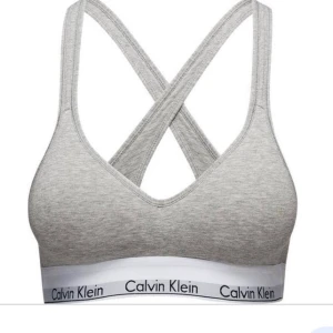 calvin klein bh - Säljer min gråa Calvin klein bh med kors i ryggen. Den är superskön men har tyvärr blivit för liten nu. Den har en liten vaddering och har lite trådar men inget märkvärdigt alls. ord pris 400. Frakt är 22kr