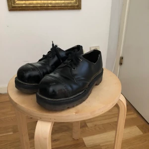 Dr martens  - Dr martens storlek 37. Lite småslitna i lädret men inrte något som syns jättetydligt:)