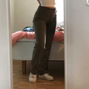 Peak performance vintage byxor - Snygga vintage byxor som är thriftade i London🇬🇧. Har en liten utsvängning vid benen men är ganska rak passform. Insytt resår i midjan för en bättre passform. Passar en M bäst men funkar för S och lite större skulle jag säga. Köpare står för frakt💘💘