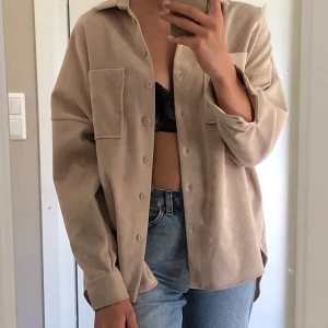 Beige manchesterskjorta - beige manchesterskjorta i oversize från zara. skitfin att ha både öppen och stängd. storlek S men stor i storleken så passar även M.