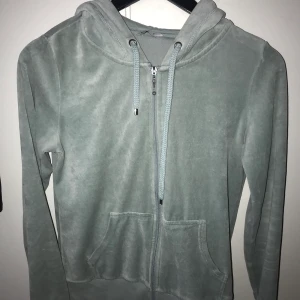 Kofta med mjukt material  - Fin färg och mysigt tyg, inte använd många gånger💞 fraktkostnad tillkommer