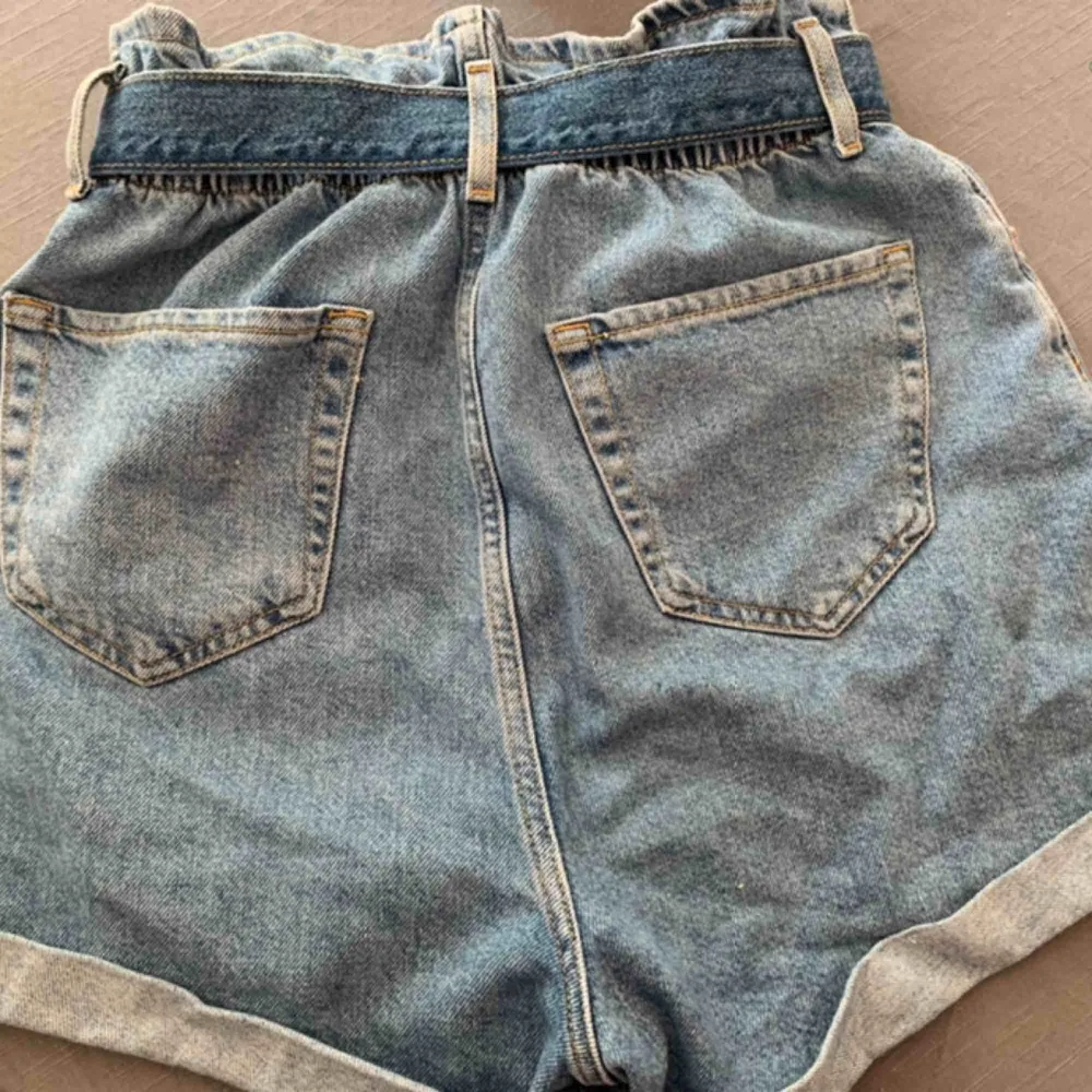Ljusblå jeansshorts med paperbag waist från River Island Storlek 10  . Shorts.