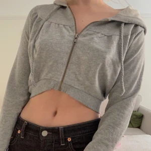 Cropped grå hoodie - Cropped grå hoodie med dragkedja och luva 💜 superbra kvalitet! 