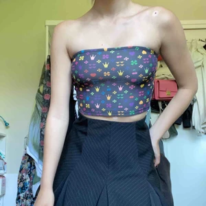  - Fin liten tube top från junkyard! Den har små gulliga ikoner över hela toppen! Går att ha med nästan allt! Stannar kvar på kroppen och glider inte ner något. 