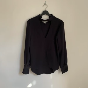 Svart blus - Svart topp med utskärning choker