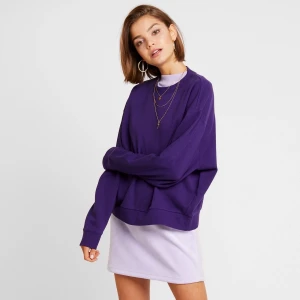 Weekday sweatshirt  - En mörklila sweatshirt från weekday! Använt en gång så tänkte sälja den istället. Fraktar mot kostnad 💓💓💓