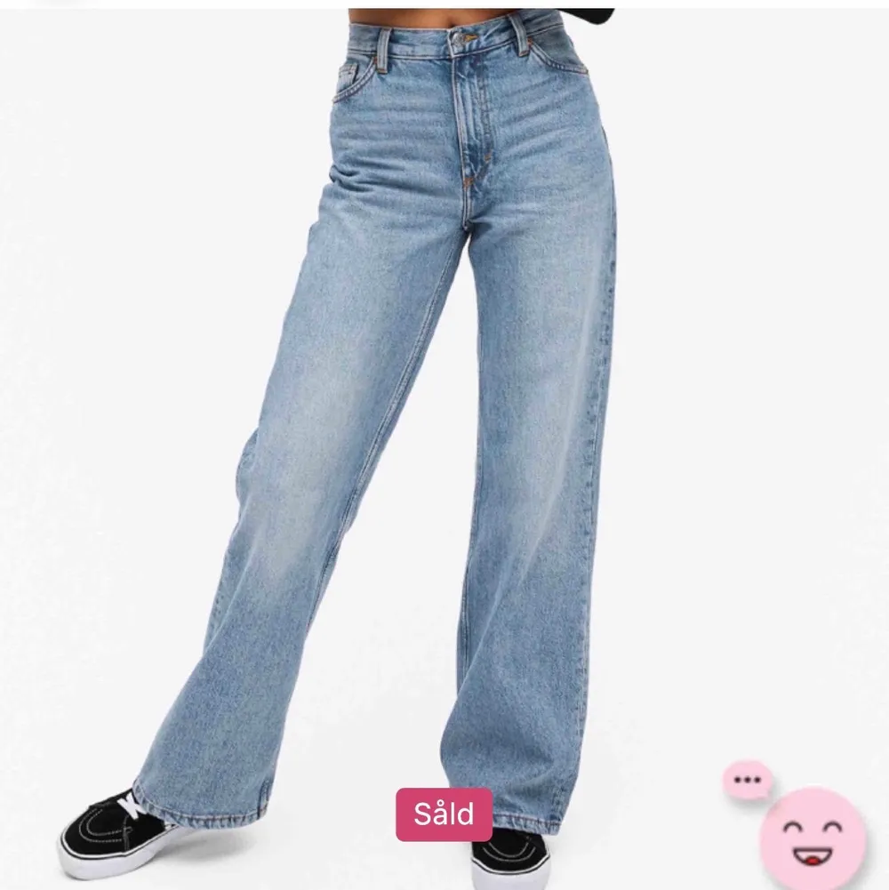 Ljusblåa jeans från monki som är slutsålda. Ser inte slitna ut och är inte sönder någonstans. Kommer börja att sälja de för 150 men man kan buda uppåt.                                               BUDET LIGGER JUST NU PÅ 260 KR❤️❤️. Jeans & Byxor.