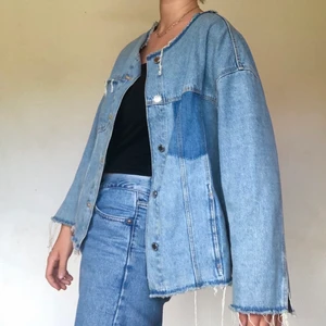 Jeansjacka från Zara, strl L - Jeansjacka med fransdetaljer från Zara, strl L. Sitter lite stort på mig men har använt den som       oversize/skjorta.  Bekväm passform! Frakt ingår