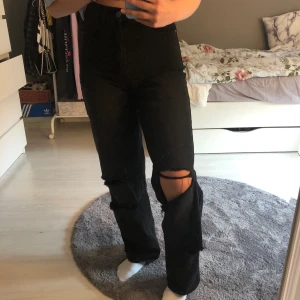 Boohoo jeans - Strl 34, jag är ca 1.66 och dom går ner över skorna. Köpte för inte så länge sen och har använt dom typ 2 ggr, bra skick. Köparen står för frakt🤍