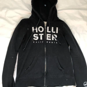 Hollister hoodie strl S - Supermysig, svart hoodie med dragkedja från Hollister med logga på bröstet. Använd men fortfarande fin och hel. 