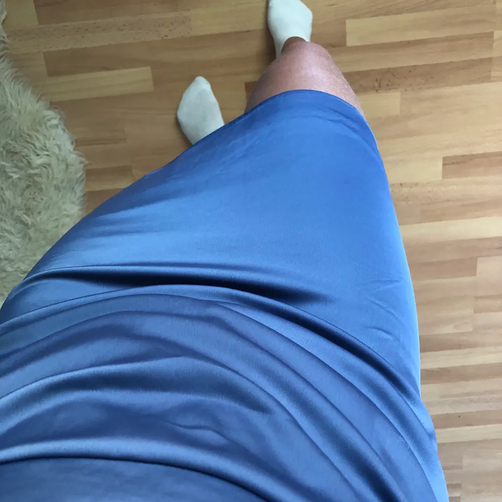 En smutsblå silkesklänning ifrån Vila. Klänningen har volanger på axlarna och en söm längsmed midjan. Endast använd 1 gång💗. Klänningar.