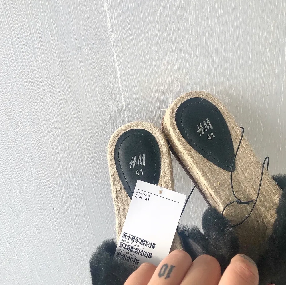 Supersöta helt oanvända sandaler med svart fakepäls från H&M. Storlek 41 men skulle även kunna passa en storlek 40. Köpta för 349 kr och lappen sitter fortfarande kvar på.. Skor.