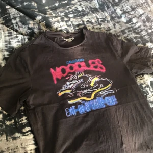 Weekday t-shirt S - Storlek S men passar som en M. Älskar trycket men har ej använt så mycket då jag ej gillar oversized dessvärre. Annars as fet tröja. Frakt står köparen för!